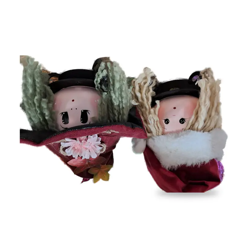 Esferas de muñequita con gorro navideño