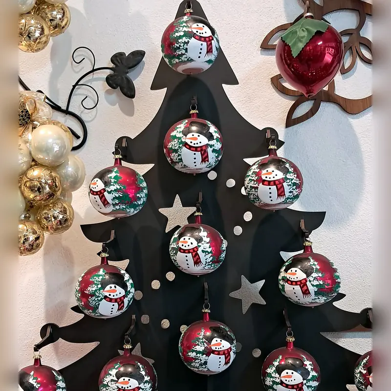 Árbol decorativo negro con esferas