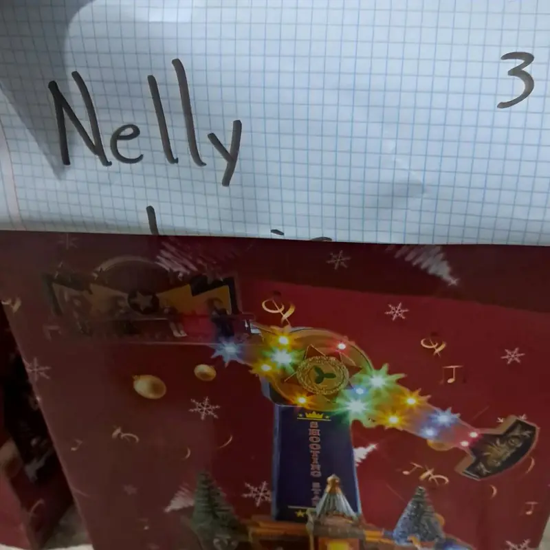 Navidad 2025: cada caja con el nombre de su dueña